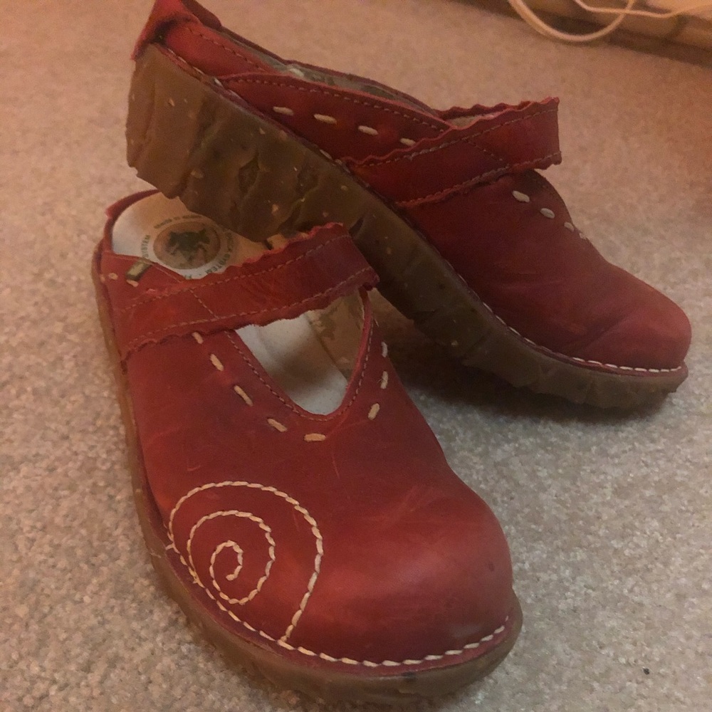 El Naturalista women’s red slip on clogs
